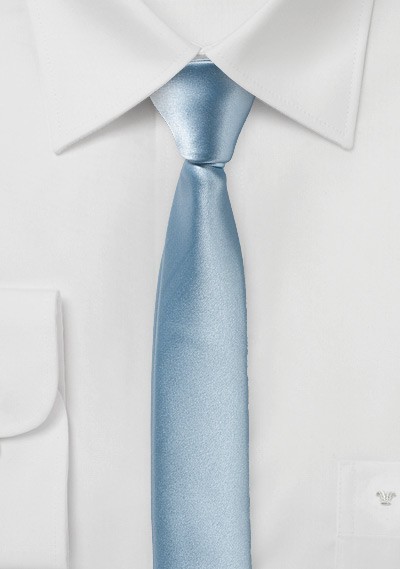 Extra schmal geformte Krawatte hellblau