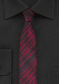 Schmale Krawatte Streifenstruktur rot