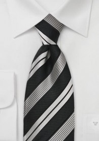 Stilsicher gestreifte Krawatte in Schwarz und