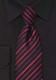 Schwarze Clip-Krawatte rote Linien