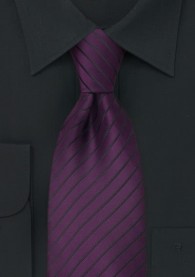 Violette Clip-Krawatte schwarze Streifen