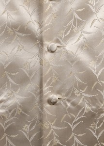 Hochzeitweste mit Blumenmuster in Beige Nahaufnahme