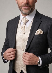 Hochzeitweste, Einstecktuch und Plastron mit Blumenmuster in Beige mit Model im Sakko