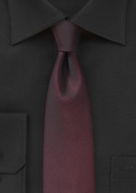 Schmale Krawatte gerippte Struktur weinrot