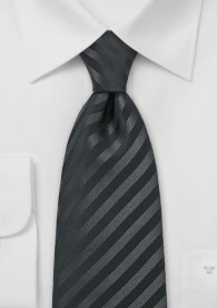 Krawatte in schwarz mit Streifenstruktur